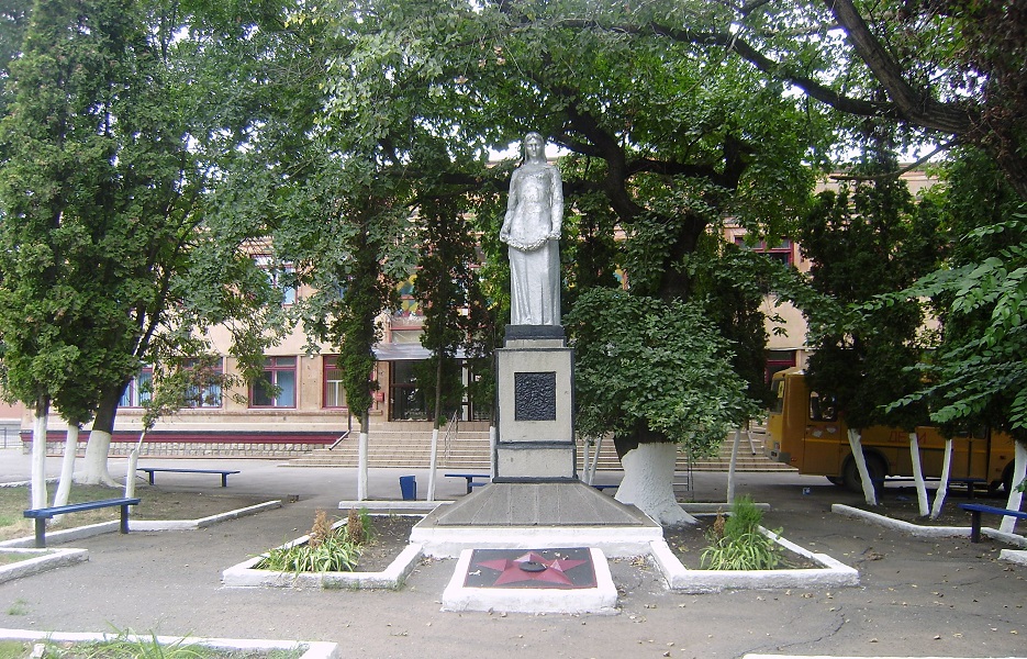 Памятник героине труда